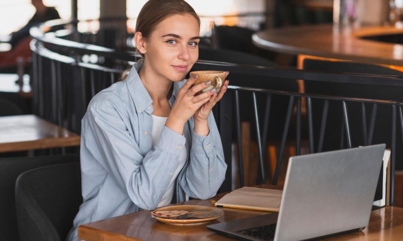 Professionista dell'analisi finanziaria che lavora con dati e grafici